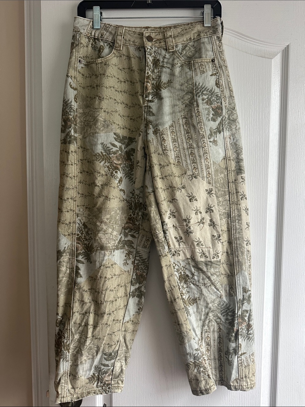 Vintage-Inspired Beige Floral Print women’s barrel jeans